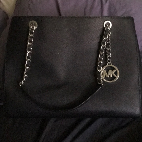 Authentic Michale Kors Shoulder bag. - Picture 1 of 3